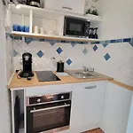 De A 700 Metres De La Plage, Totalement Independant Et Accessible Par Un Escalier Exterieur アパート サント・マキシム