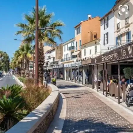 De à 700 Mètres De La Plage, Totalement Indépendant Et Accessible Par Un Escalier Extérieur Sainte-Maxime