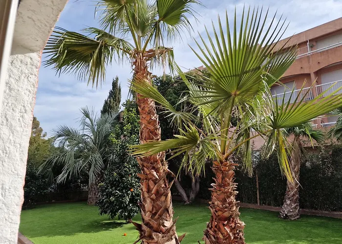 De A 700 Metres De La Plage, Totalement Independant Et Accessible Par Un Escalier Exterieur * Sainte-Maxime