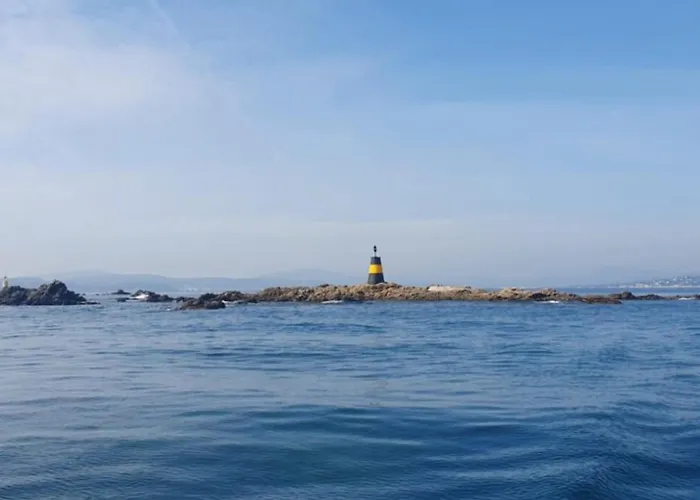 De à 700 Mètres De La Plage, Totalement Indépendant Et Accessible Par Un Escalier Extérieur *