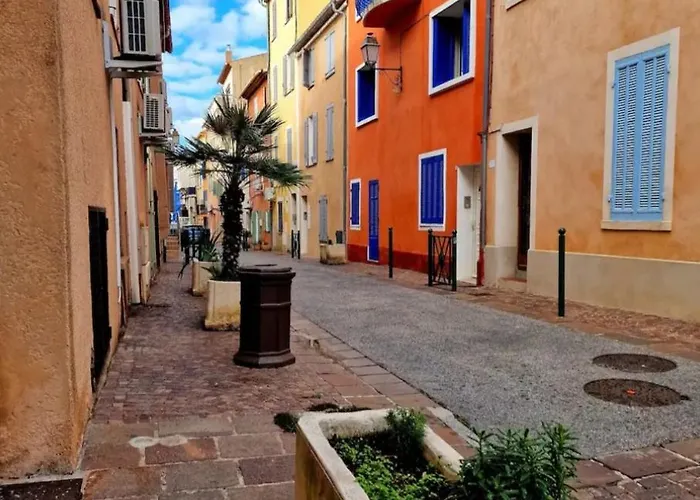 De A 700 Metres De La Plage, Totalement Independant Et Accessible Par Un Escalier Exterieur * Sainte-Maxime