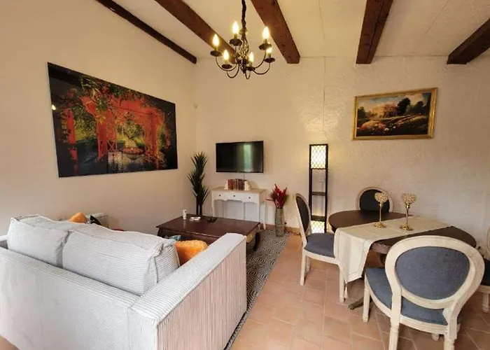 De à 700 Mètres De La Plage, Totalement Indépendant Et Accessible Par Un Escalier Extérieur Sainte-Maxime