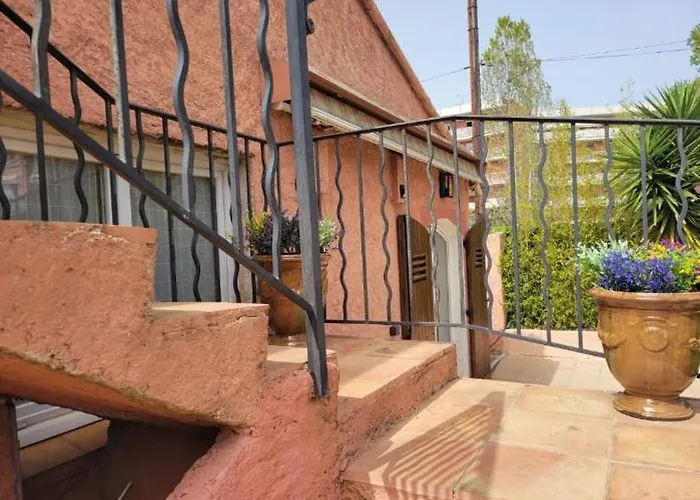 De à 700 Mètres De La Plage, Totalement Indépendant Et Accessible Par Un Escalier Extérieur Sainte-Maxime