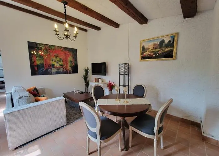 De à 700 Mètres De La Plage, Totalement Indépendant Et Accessible Par Un Escalier Extérieur Sainte-Maxime