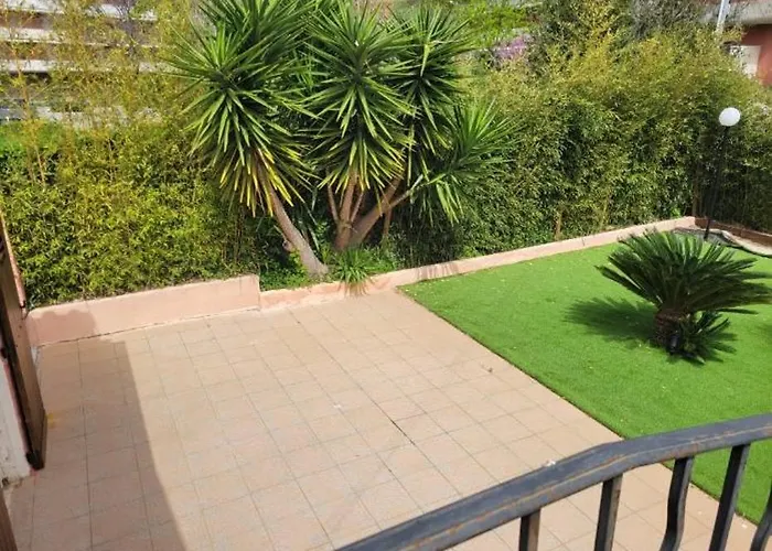 De A 700 Metres De La Plage, Totalement Independant Et Accessible Par Un Escalier Exterieur * Sainte-Maxime