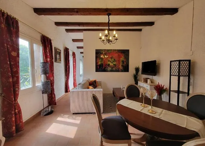 De à 700 Mètres De La Plage, Totalement Indépendant Et Accessible Par Un Escalier Extérieur Sainte-Maxime