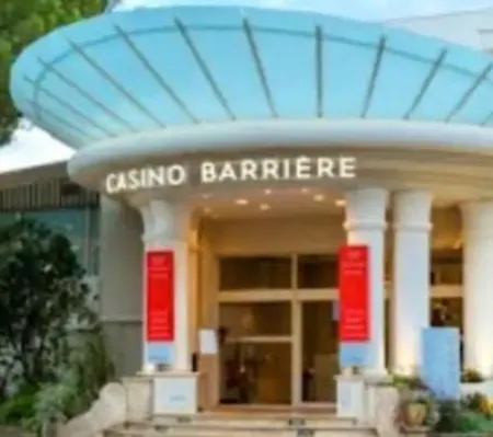 De A 700 Metres De La Plage, Totalement Independant Et Accessible Par Un Escalier Exterieur Daire *