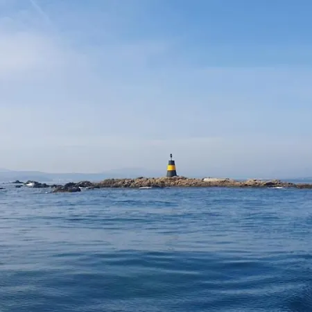 De à 700 Mètres De La Plage, Totalement Indépendant Et Accessible Par Un Escalier Extérieur *