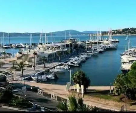 De à 700 Mètres De La Plage, Totalement Indépendant Et Accessible Par Un Escalier Extérieur *