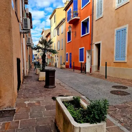 De à 700 Mètres De La Plage, Totalement Indépendant Et Accessible Par Un Escalier Extérieur * Sainte-Maxime