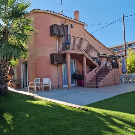De à 700 Mètres De La Plage, Totalement Indépendant Et Accessible Par Un Escalier Extérieur *