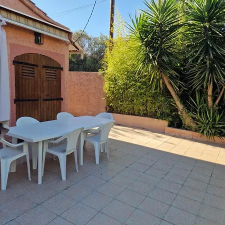 De A 700 Metres De La Plage, Totalement Independant Et Accessible Par Un Escalier Exterieur