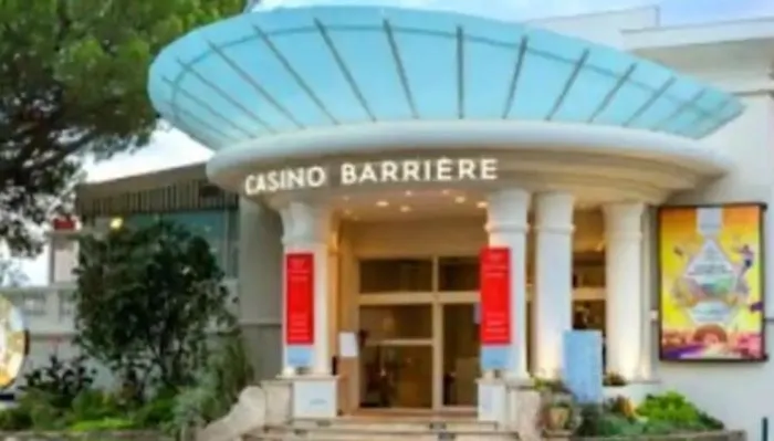 De à 700 Mètres De La Plage, Totalement Indépendant Et Accessible Par Un Escalier Extérieur Appartamento *