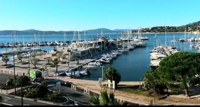 De à 700 Mètres De La Plage, Totalement Indépendant Et Accessible Par Un Escalier Extérieur *