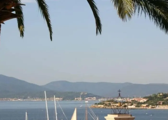 De A 700 Metres De La Plage, Totalement Independant Et Accessible Par Un Escalier Exterieur