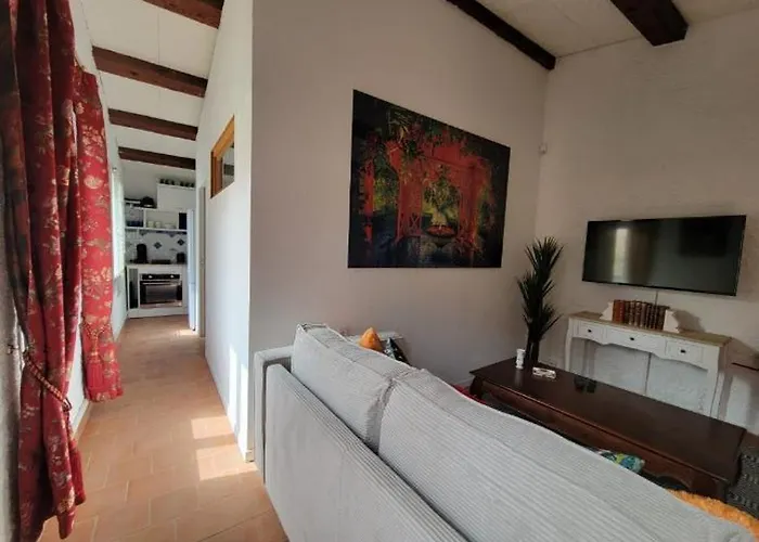 De à 700 Mètres De La Plage, Totalement Indépendant Et Accessible Par Un Escalier Extérieur Sainte-Maxime