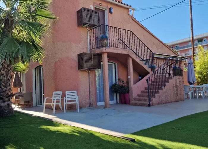 De à 700 Mètres De La Plage, Totalement Indépendant Et Accessible Par Un Escalier Extérieur *